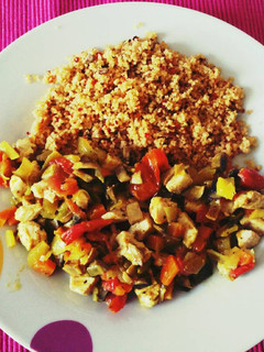 Una foto de Couscous con verduras, pollo y 1000 especies