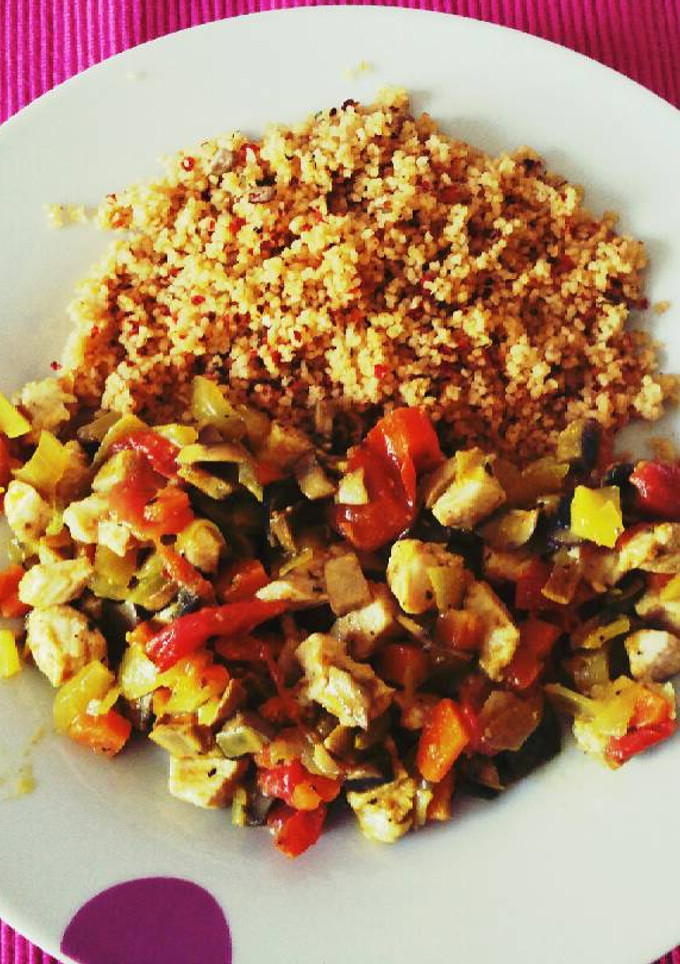 Una foto de Couscous con verduras, pollo y 1000 especies