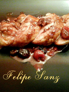 Una foto de Contramuslos de pollo rellenos en salsa de frutos rojos