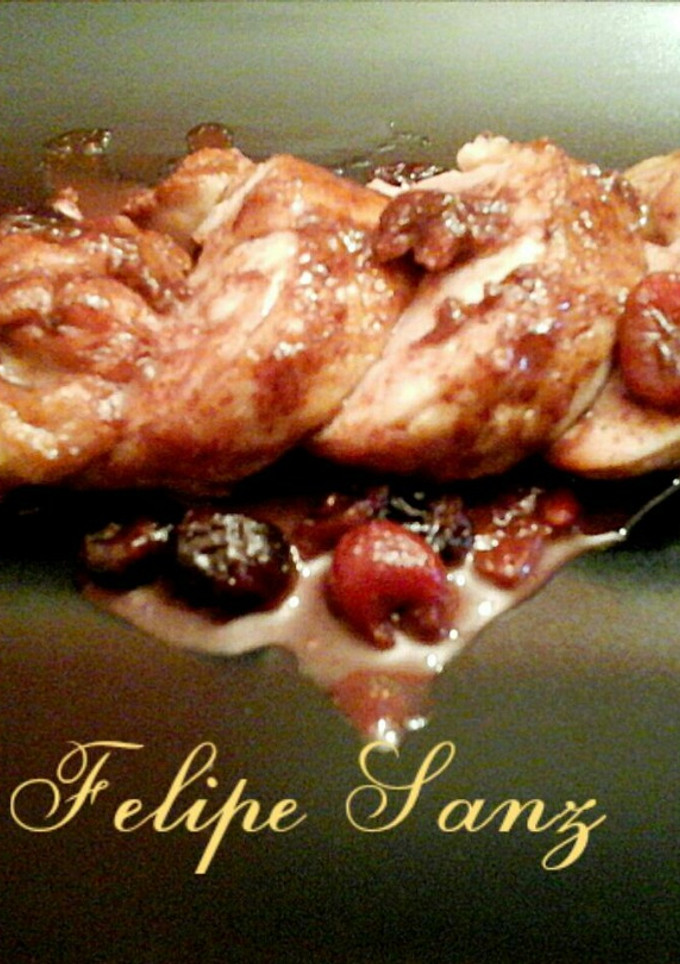 Una foto de Contramuslos de pollo rellenos en salsa de frutos rojos