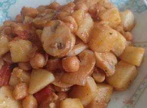 Una foto de Guisito vegano de garbanzos y champis
