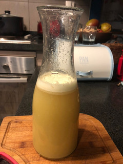 Una foto de Agua de jengibre, limón y miel (tónico digestivo post-comida)