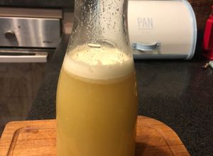 Una foto de Agua de jengibre, limón y miel (tónico digestivo post-comida)