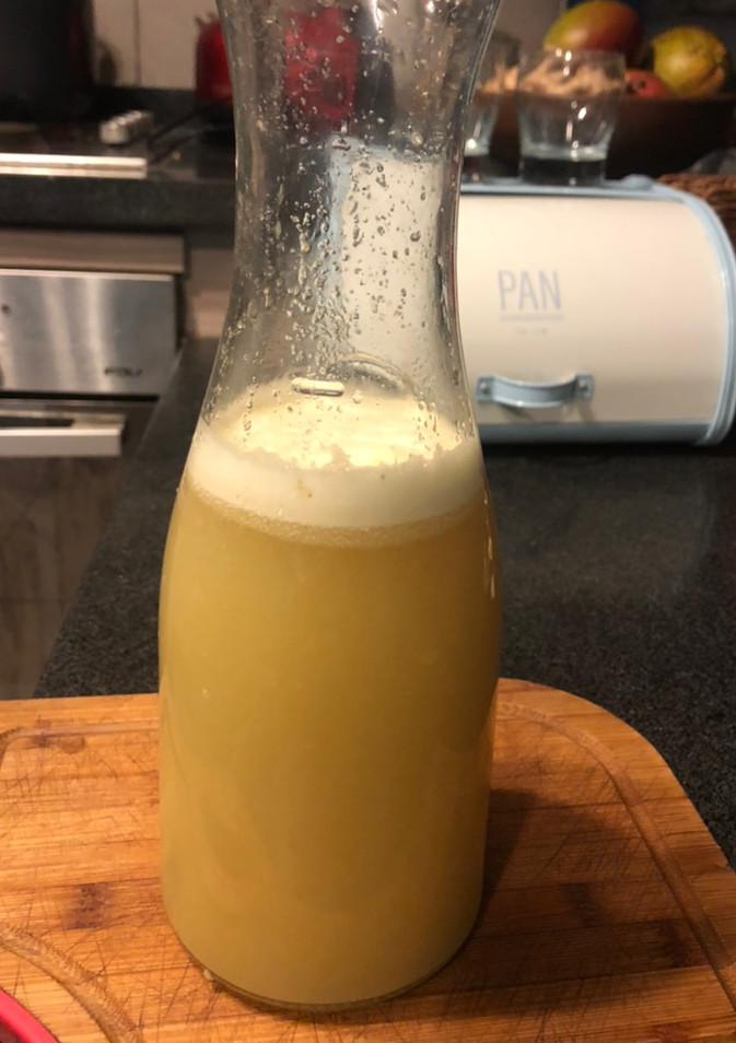 Una foto de Agua de jengibre, limón y miel (tónico digestivo post-comida)