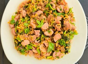 Una foto de Arroz Integral con Verduras y Salchichas de Pavo