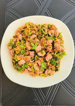 Una foto de Arroz Integral con Verduras y Salchichas de Pavo
