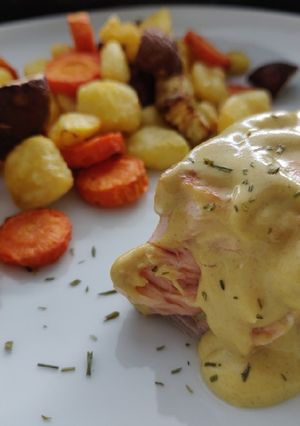 Una foto de Salmón a la plancha con salsa de mostaza