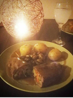 Una foto de Carne rellena de verduras con papas salteadas al champiñón