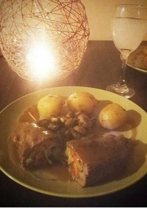 Una foto de Carne rellena de verduras con papas salteadas al champiñón