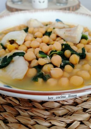 Foto principal de Potaje de garbanzos con merluza