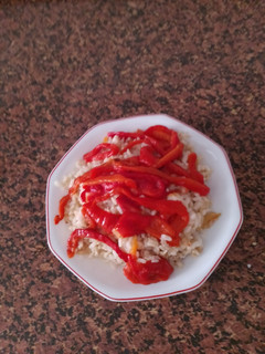 Una foto de Arroz con merluza y pimientos asados