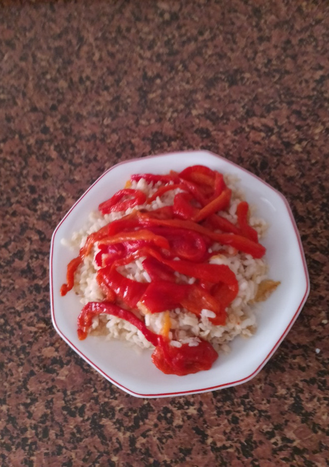 Una foto de Arroz con merluza y pimientos asados