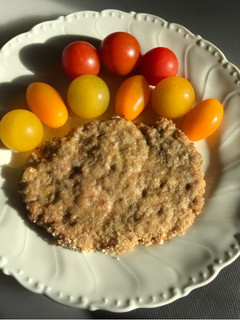 Una foto de Filetes rusos, con manzana 🍏 al horno. Sanísimos!!!!