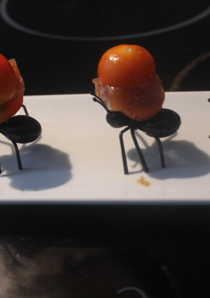 Una foto de Hormigas con cherrys y membrillo