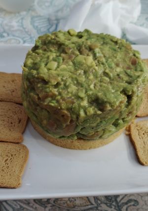Foto principal de Tartar de aguacate con base de cuscús y tostas