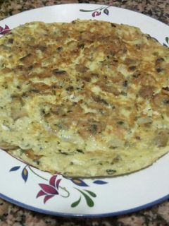 Una foto de Tortilla de champiñones con ajito y perejil