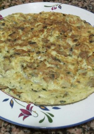 Una foto de Tortilla de champiñones con ajito y perejil
