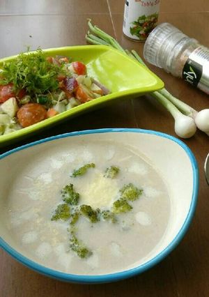 A picture of Cauliflower broccoli Soup with Vegy Salad.