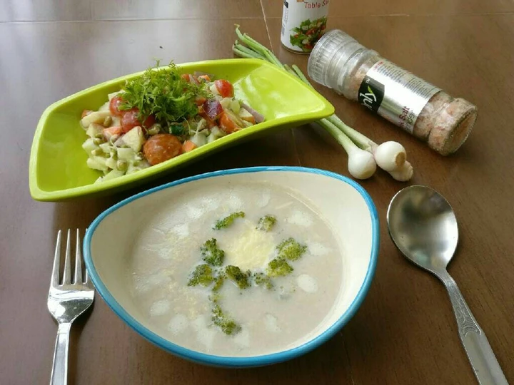 Simple Way Prepare Recipe Cauliflower broccoli Soup with Vegy Salad that is Perfect, Addictive}