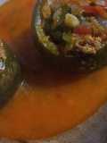 Zapallitos verdes, rellenos de carne y arroz. Acompañado con salsa roja