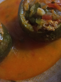 Una foto de Zapallitos verdes, rellenos de carne y arroz. Acompañado con salsa roja