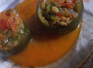 Una foto de Zapallitos verdes, rellenos de carne y arroz. Acompañado con salsa roja