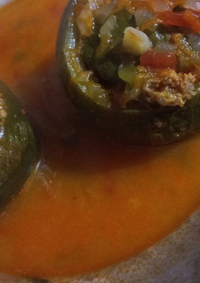 Una foto de Zapallitos verdes, rellenos de carne y arroz. Acompañado con salsa roja