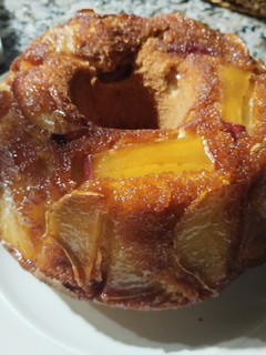 Una foto de Torta invertida de manzanas y peras