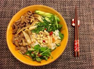 Hình của món Bún Bò Xào (Angus beef noodle salad).