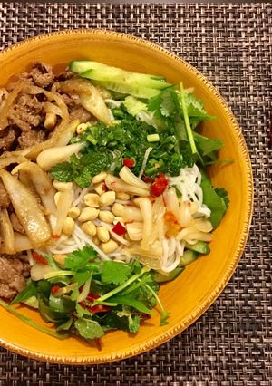 Hình của món Bún Bò Xào (Angus beef noodle salad).