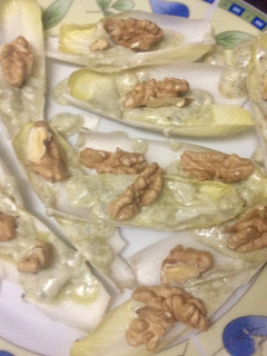 Foto principal de Endivias con crema de queso azul y nueces🧀