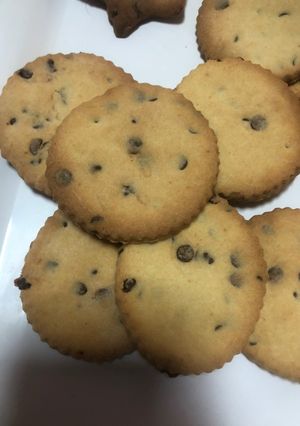 Foto di Biscotti di pasta frolla con gocce di cioccolato