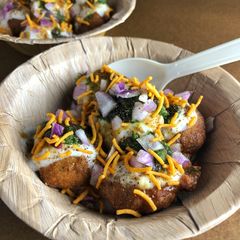 A picture of Dahi Pakodi Chaat.