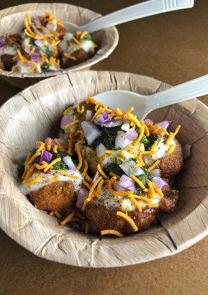 A picture of Dahi Pakodi Chaat.