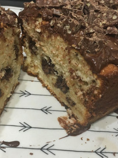 Una foto de Bizcocho de yogur con turrón crujiente de chocolate