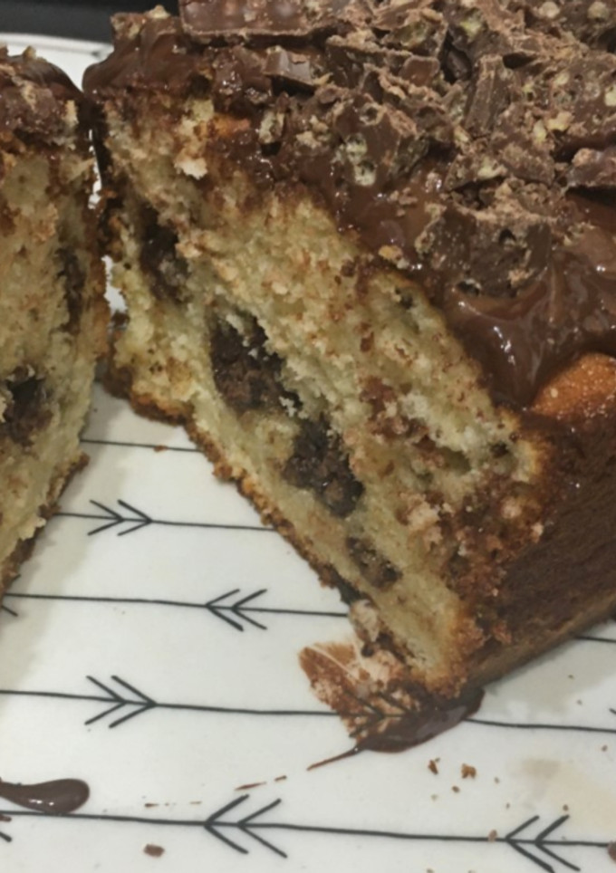 Una foto de Bizcocho de yogur con turrón crujiente de chocolate