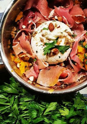 Une photo de Ecrasé de Butternut à la confiture de noix, burrata