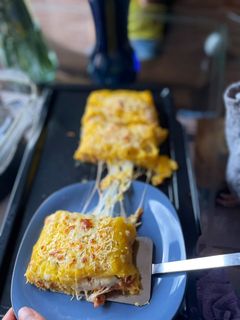 Una foto de 🤯🤯 Plátano relleno de pavo y queso!!!