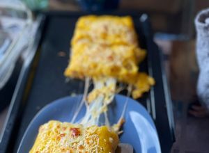 Una foto de 🤯🤯 Plátano relleno de pavo y queso!!!