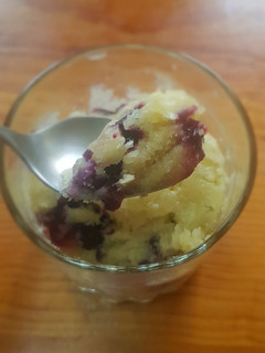 Una foto de Mug cake de limón con blueberries