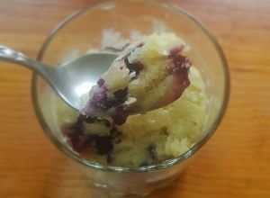 Una foto de Mug cake de limón con blueberries