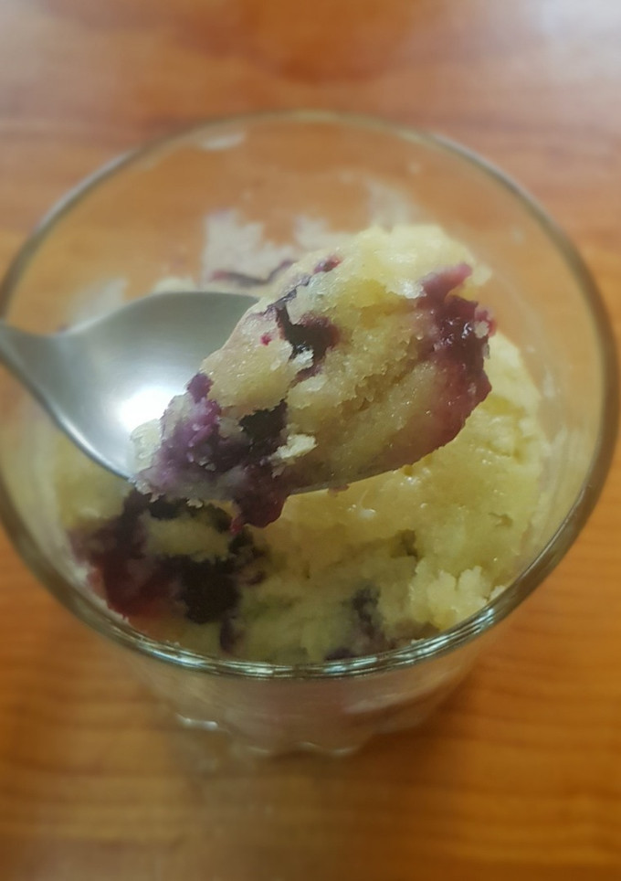 Una foto de Mug cake de limón con blueberries