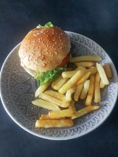 صورة لوصفة برغر بعجينة البيتزا