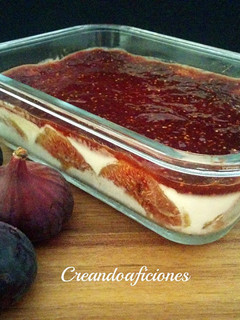 Una foto de Postre con queso fresco y mermelada casera de brevas