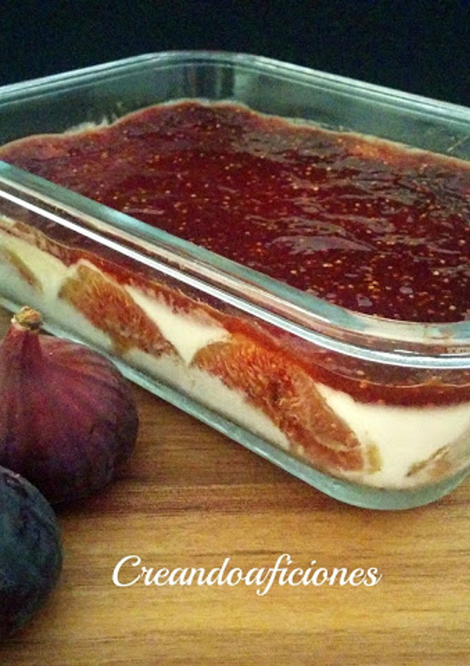 Una foto de Postre con queso fresco y mermelada casera de brevas