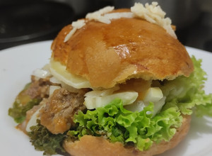 Una foto de Sándwich de carne bbq y queso🥙🍔🥯