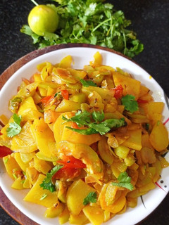लौकी की सब्जी (lauki ki sabzi recipe in Hindi) रेसिपी मुख्य फोटो