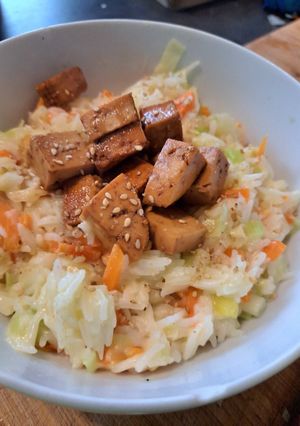 Une photo de Riz lait de coco et tofu caramélisé