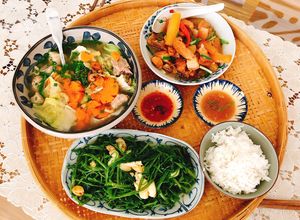 Hình của món Canh sườn non, tôm khô nấu cải thảo và bắp cải, cà rốt. Thịt kho củ cải trắng với nước dừa.