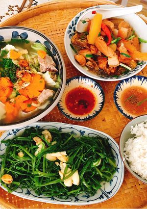 Hình của món Canh sườn non, tôm khô nấu cải thảo và bắp cải, cà rốt.Thịt kho củ cải trắng với nước dừa.